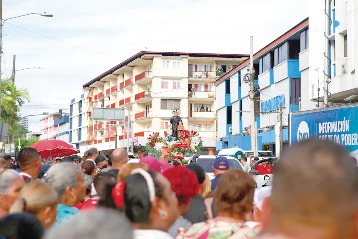 Miles llenan calles de Calidonia por San Juan Bosco en procesión de este sábado