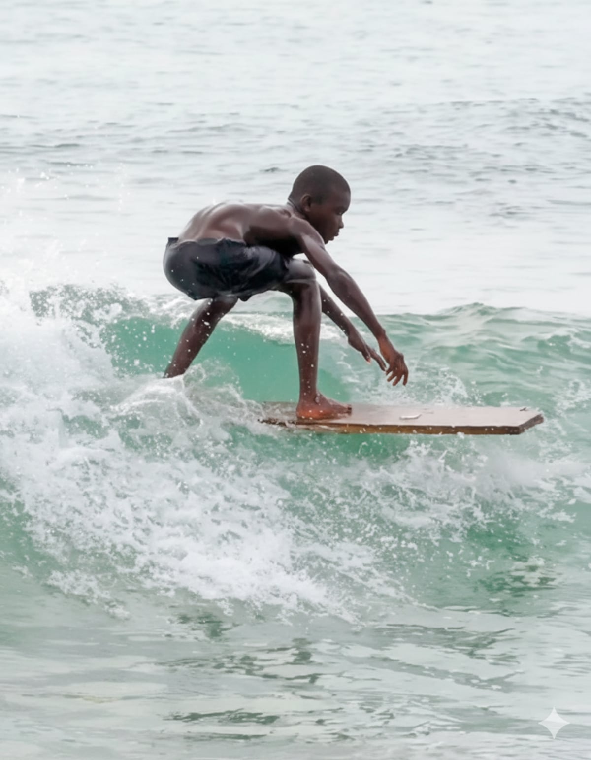 Regan, el niño surfista que desafía las olas con solo un tronco en Liberia