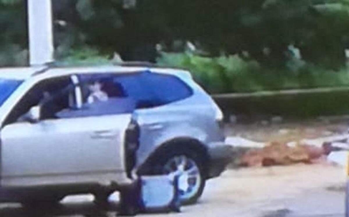 Dos hombres muertos iban de pasajeros y una mujer en el maletero | Video