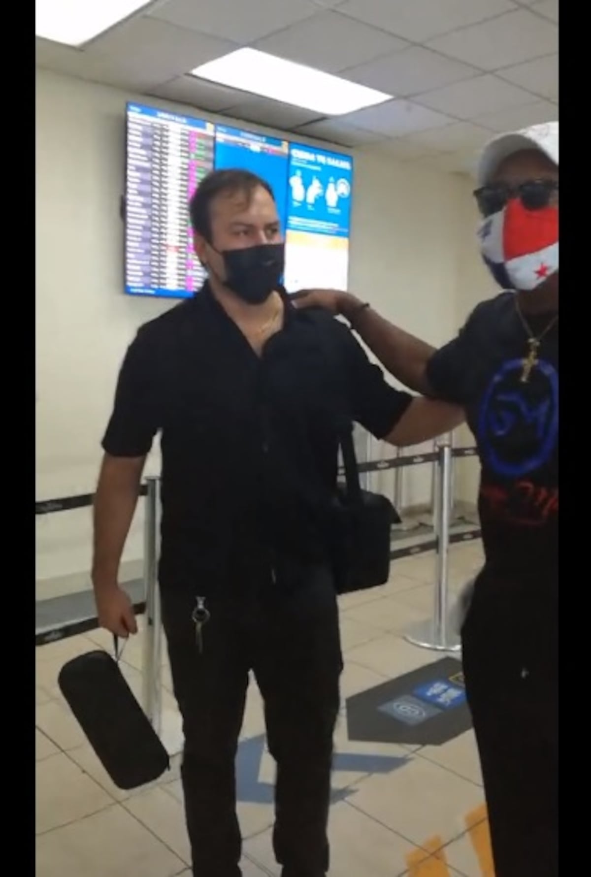 Histórico. Reguesero regresó a Panamá tras 29 años de injusto encierro y besó el suelo que lo vio nacer. Video