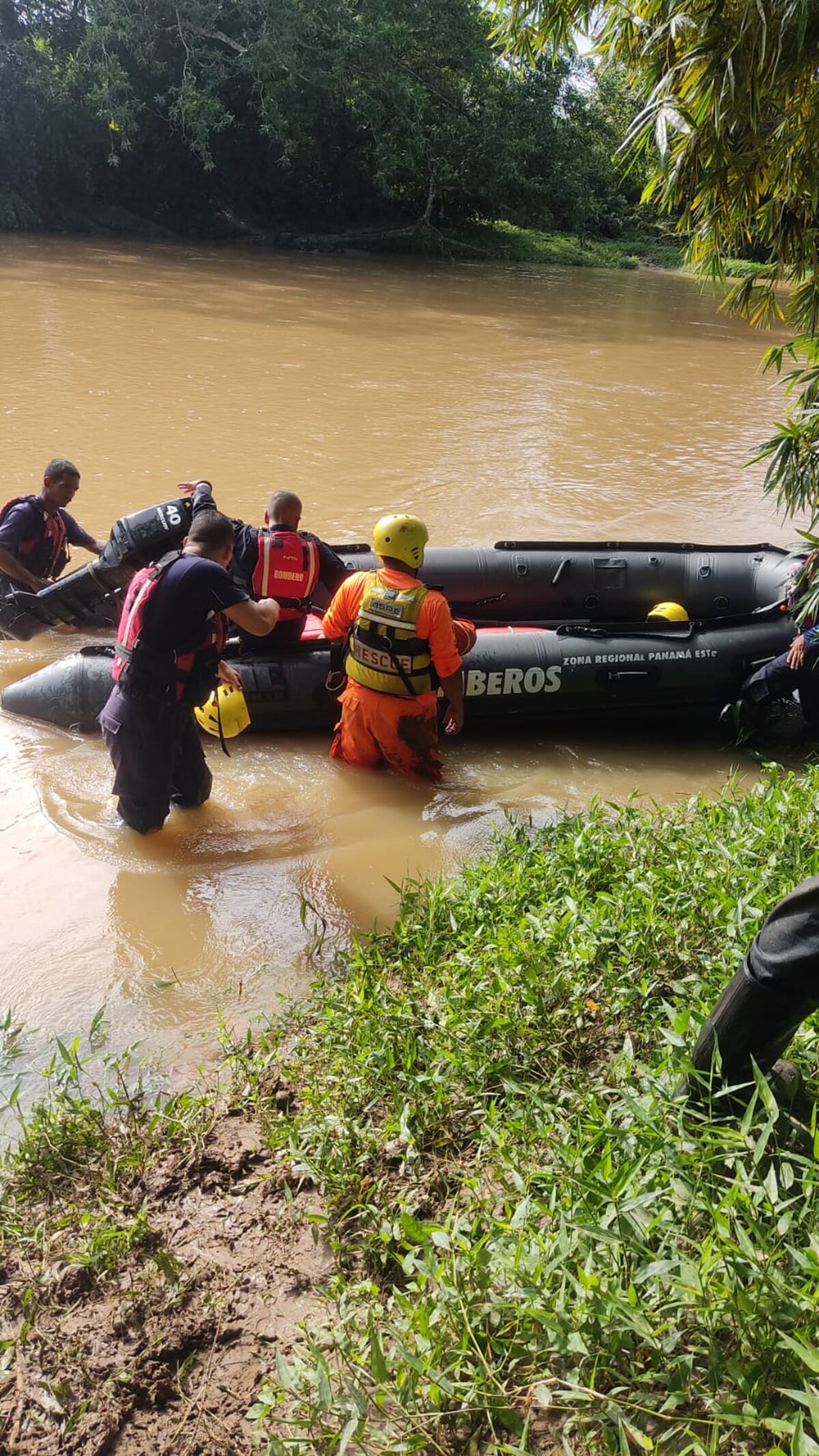 Impresionante. Encuentran con vida a las 3 personas que habían sido arrastradas por una cabeza de agua. Video