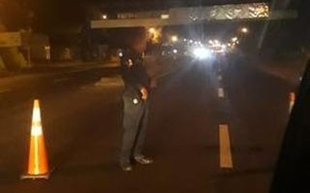 Muere al bajarse de un bus la primera noche del año