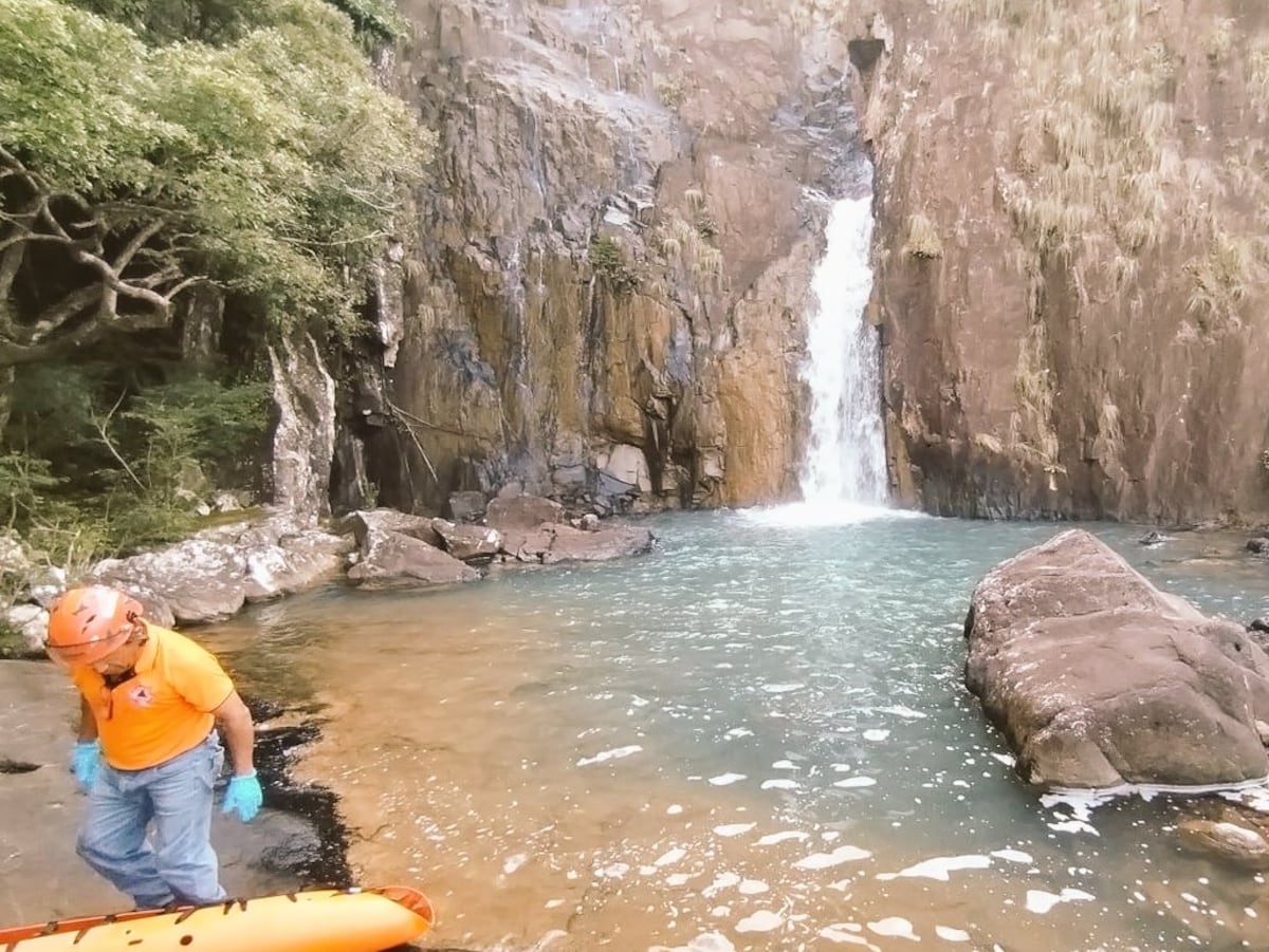 Joven intenta tomarse foto en cascada y fallece  