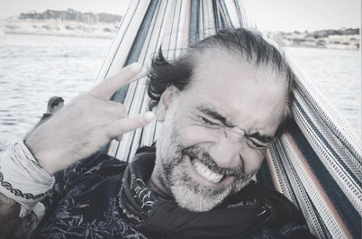 Le dicen que hasta parece más viejito que su papá. Le caen con todo al Potrillo por echarse al abandono