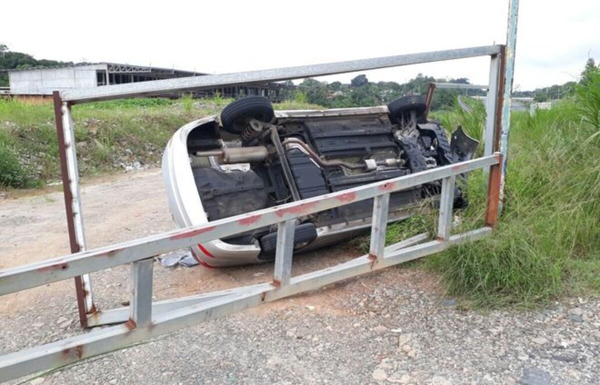 SE QUEDÓ DORMIDO. Pierde el control de auto y se vuelca en Arraiján 