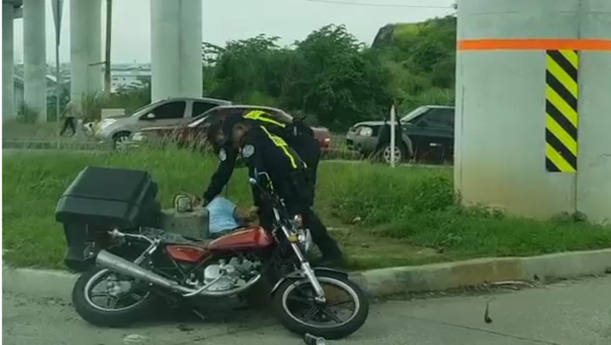 Aprehenden a motorizado venezolano por presunta agresión a un uniformado en plena calle. Video