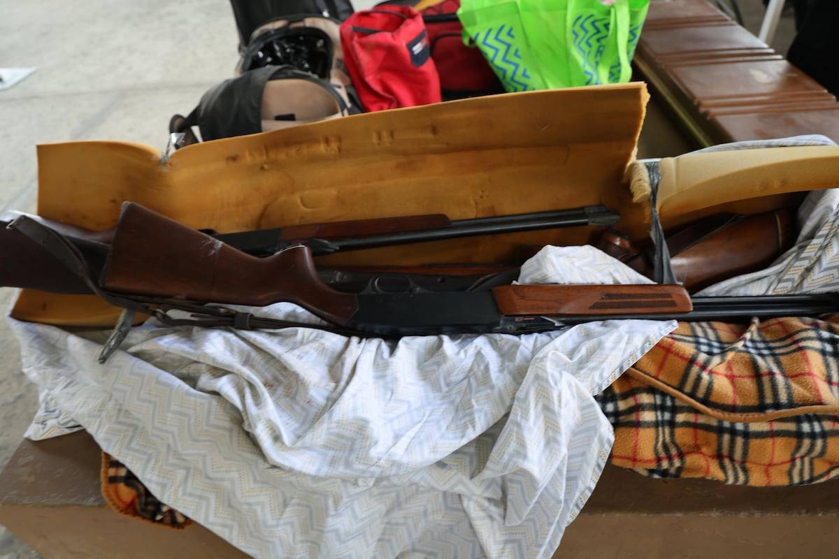 Bonos por pistolas y escopetas: Entregan 28 armas y casi 5 mil municiones en programa ‘Armas por Comida y Medicinas’