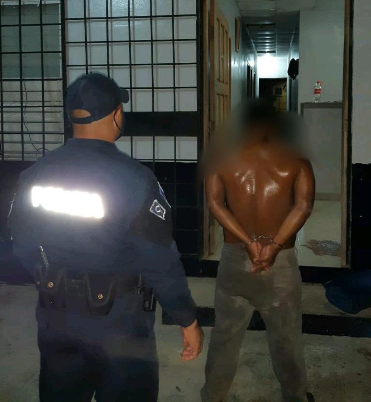 ¡Qué animal! Policías lo sorprenden ahorcando a dos perros en Veraguas