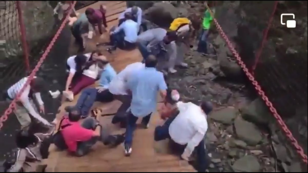 Se cae un puente colgante en plena reinauguración en México