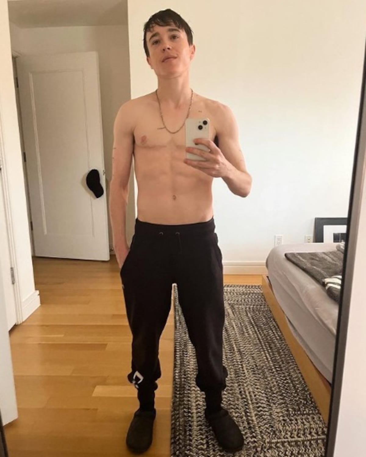 Elliot Page enseña su transición de mujer a hombre con foto sin camisa