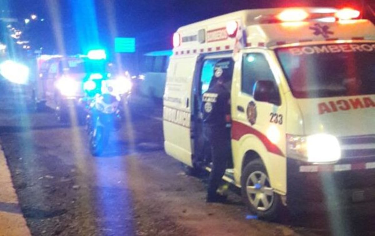 Buses chocan en La Chorrera con un sedán. Triple colisión