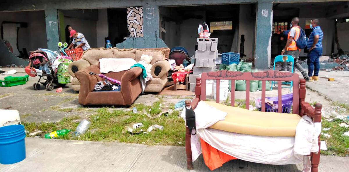 Inmueble invadido era un peligro para sus vidas. Los desalojan de las Cuatro Potencias en Colón