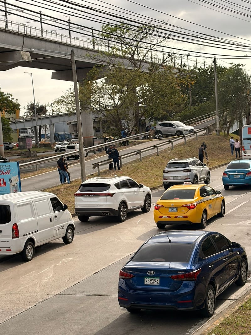 Sicarios en moto atacan vehículo en Metro Mall: víctima estaría ligada a hermano de jefe del grupo ‘Bagdag’