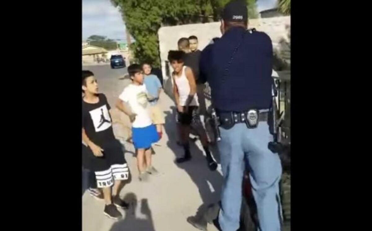 Policía apunta a grupo de niños y termina detrás de un escritorio