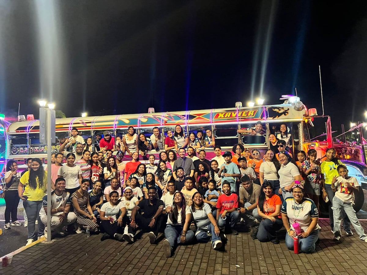 Neón Party: Una noche llena de fe y diversión en la Parroquia San Mateo