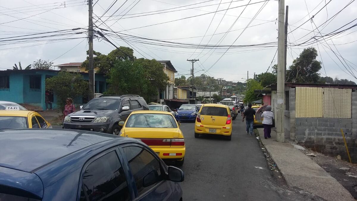 Tranque cerca de los centros de votación. Panameños caminan para llegar a tiempo a ejercer su derecho