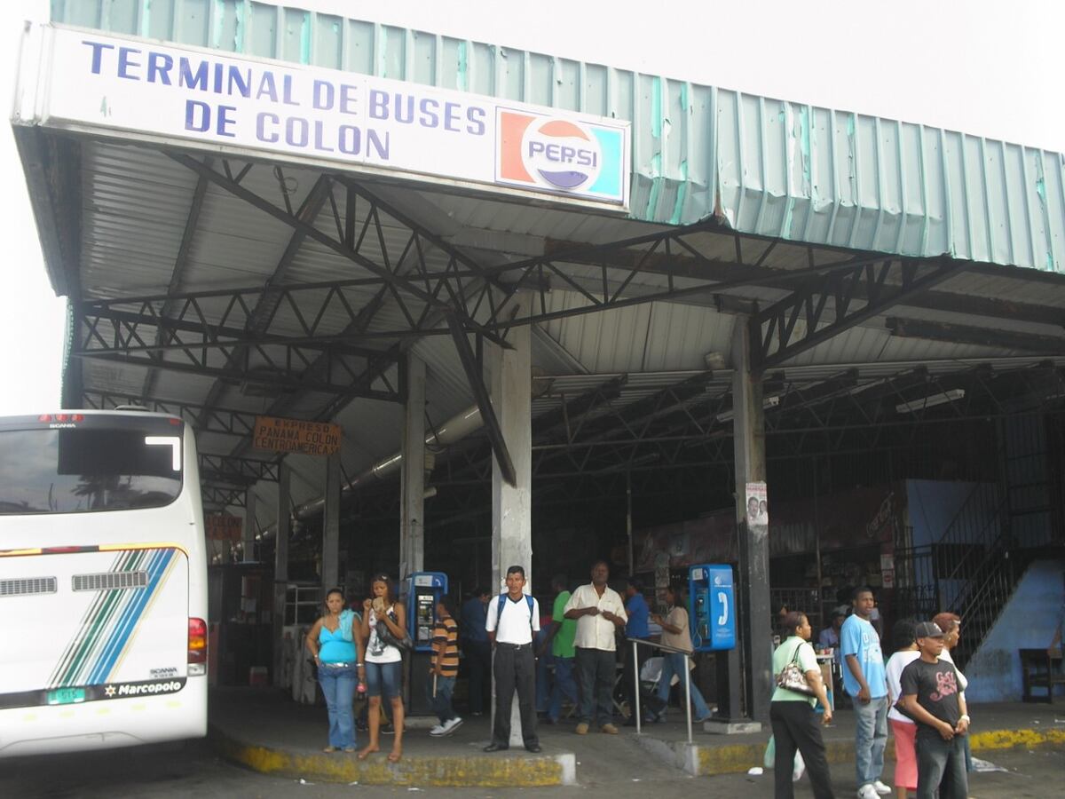 Delincuentes vestidos de Lince y DIJ asaltan a conductor de bus y a sus ayudantes en Colón