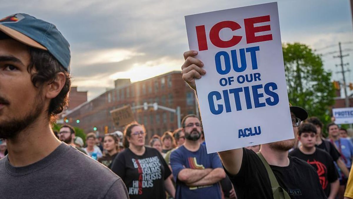 Amnistía Internacional pide disolución del ICE
