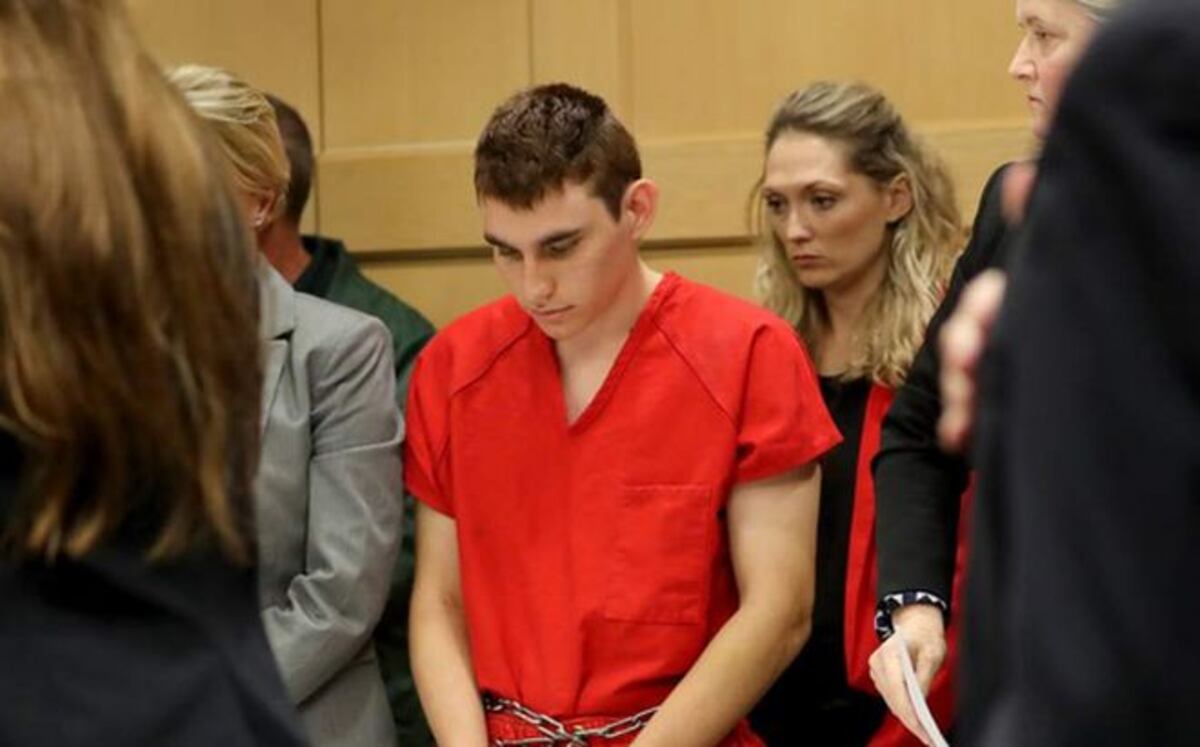 Autor confeso de la matanza de Parkland es acusado de agredir a un guardia