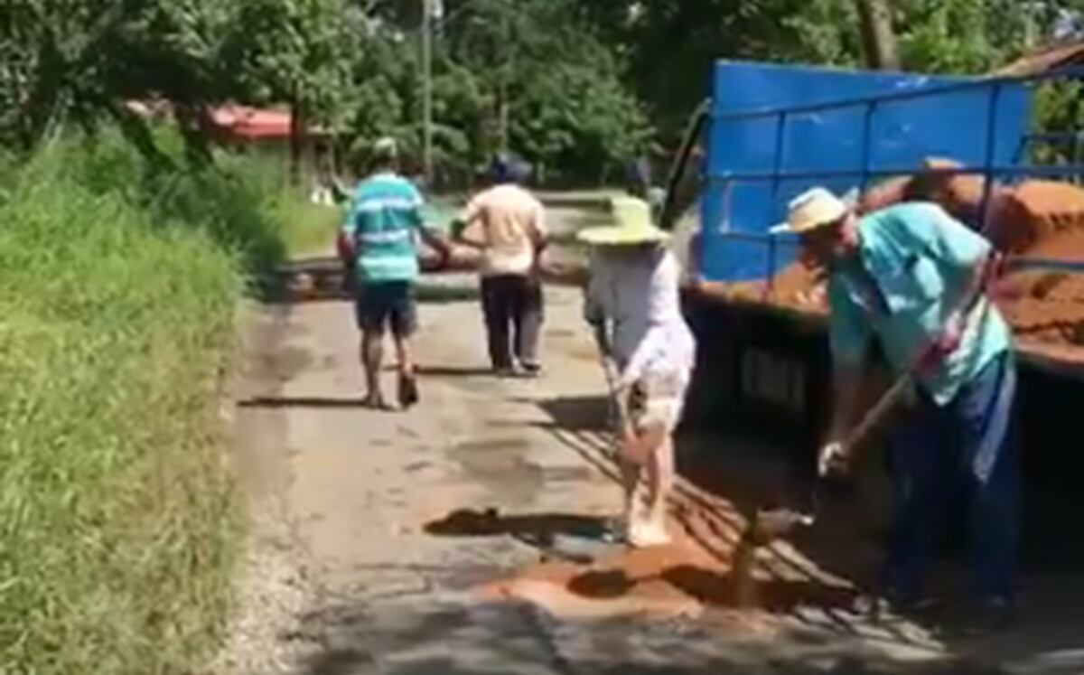 Expresidenta Mireya Moscoso se puso a tapar huecos con una pala.Explica por qué 