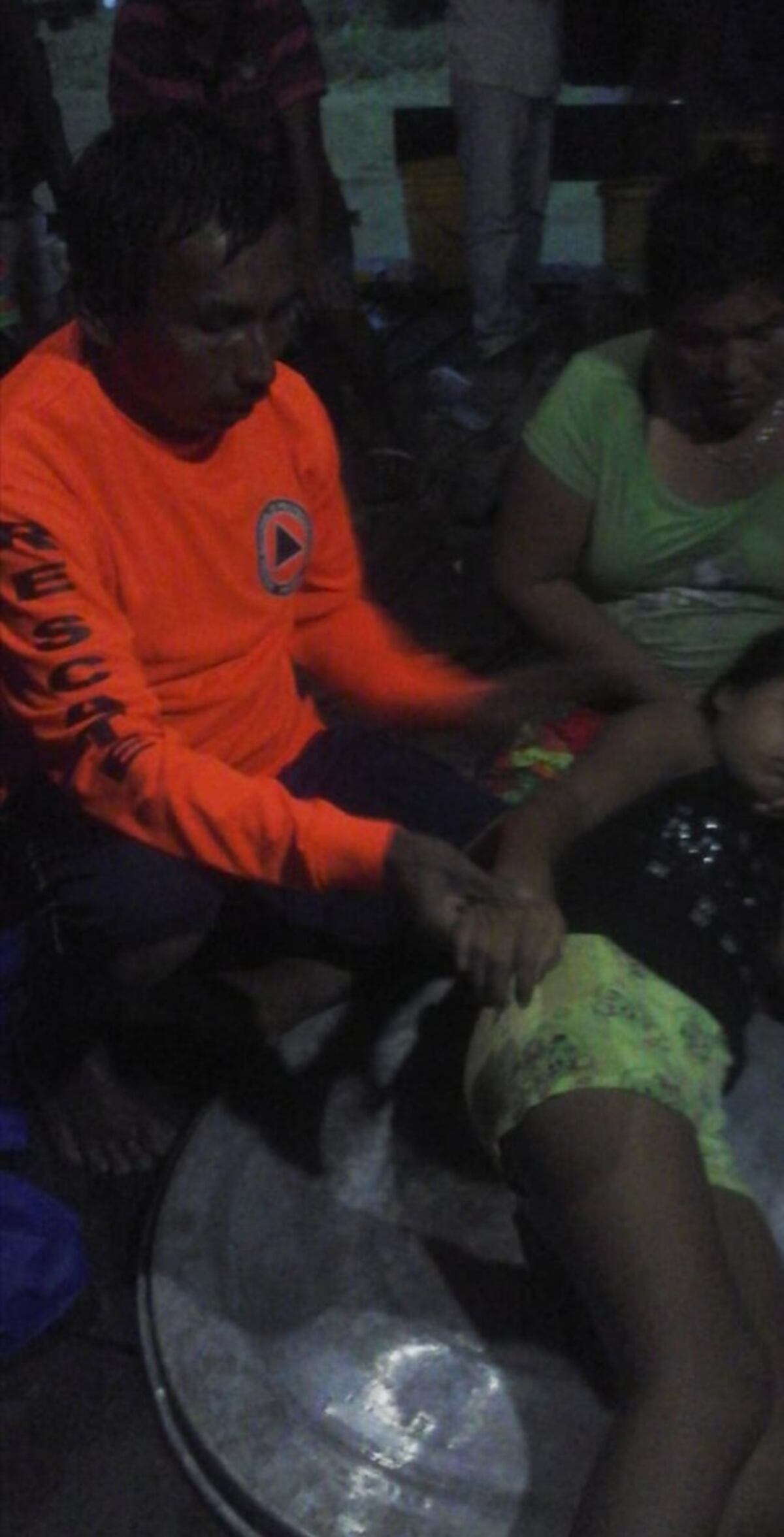 En la comarca una niña fue impactada por un rayo y la trasladan en piragua