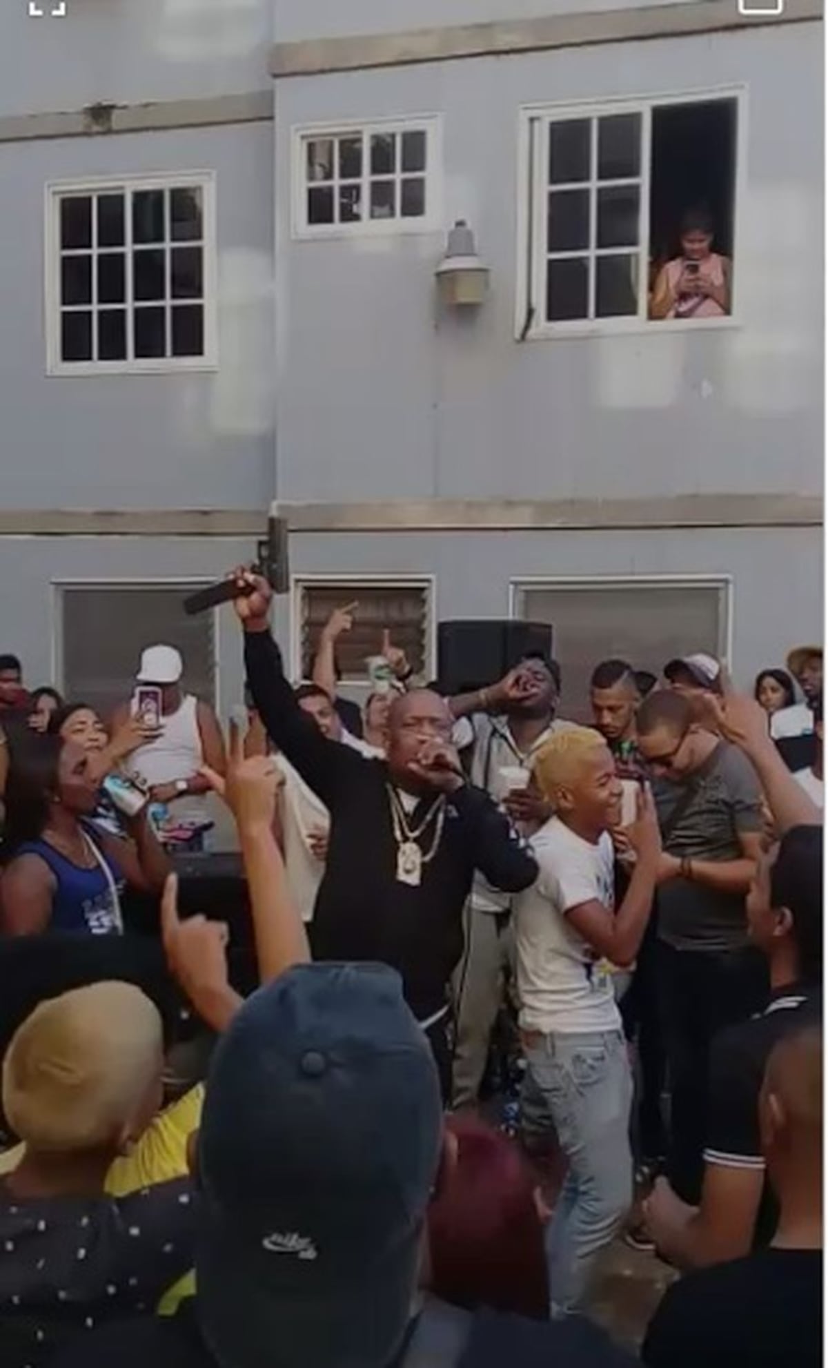 Japanese canta con arma en mano,video causa revuelo y Jenia Nenzen se emberraca