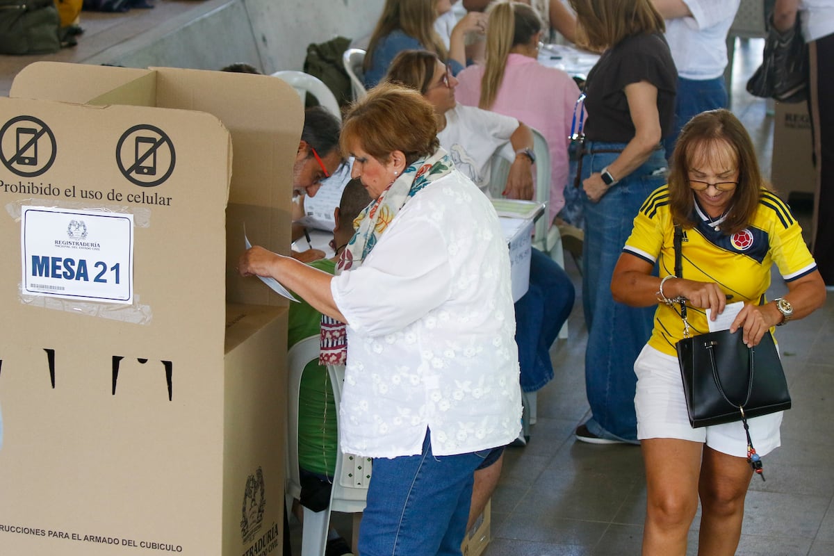 Elecciones en Colombia avanzan sin incidentes y con alta tensión