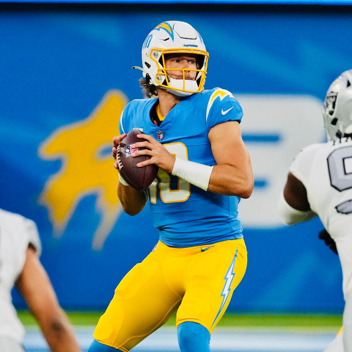 Chargers le quitan invicto a los Raiders en el “Monday Night Football”