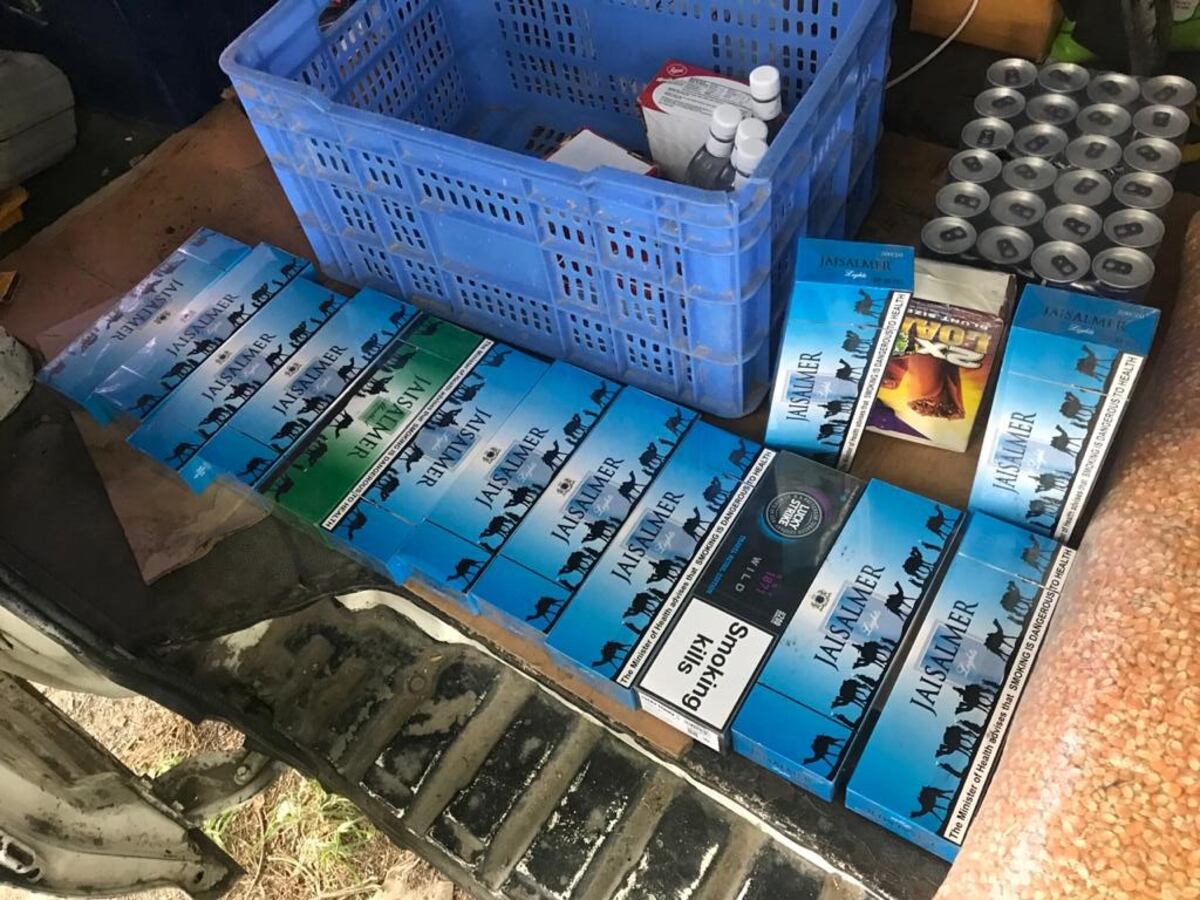 En plena ley seca. Policía decomisa licor y cigarrillos de contrabando