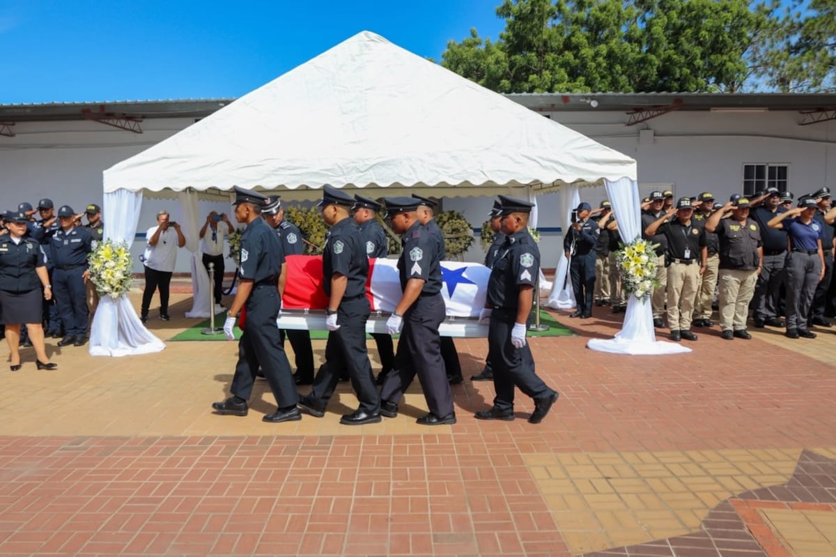 Con décimas emotivas, despiden al sargento Albis Espinoza en Herrera