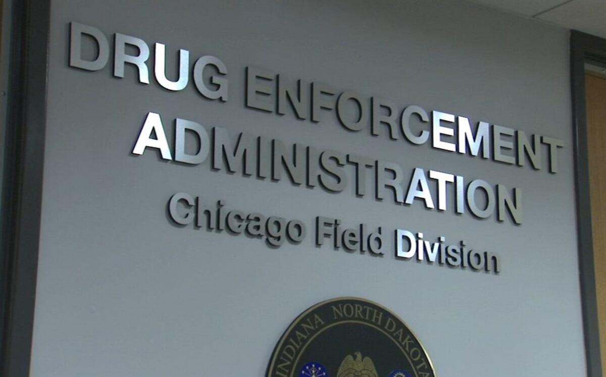 Acusan a agente de DEA de traficar drogas y armas