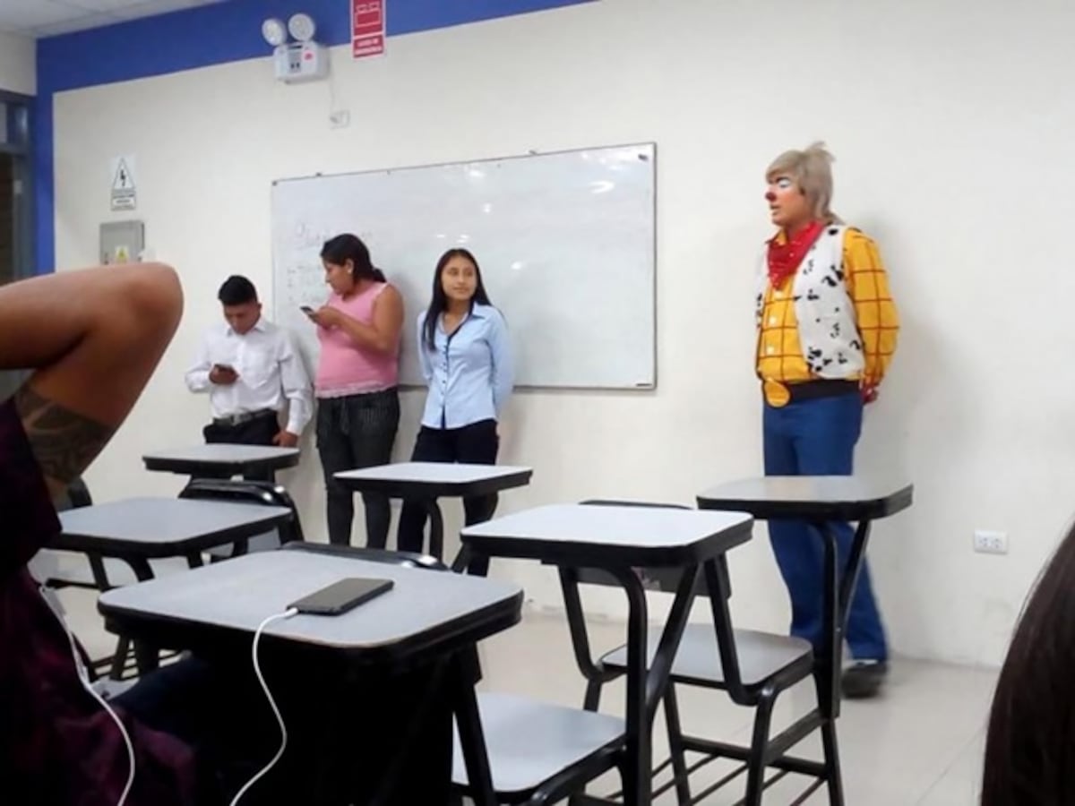Payasito estudia derecho, no le dio tiempo de cambiarse y así llegó a clases