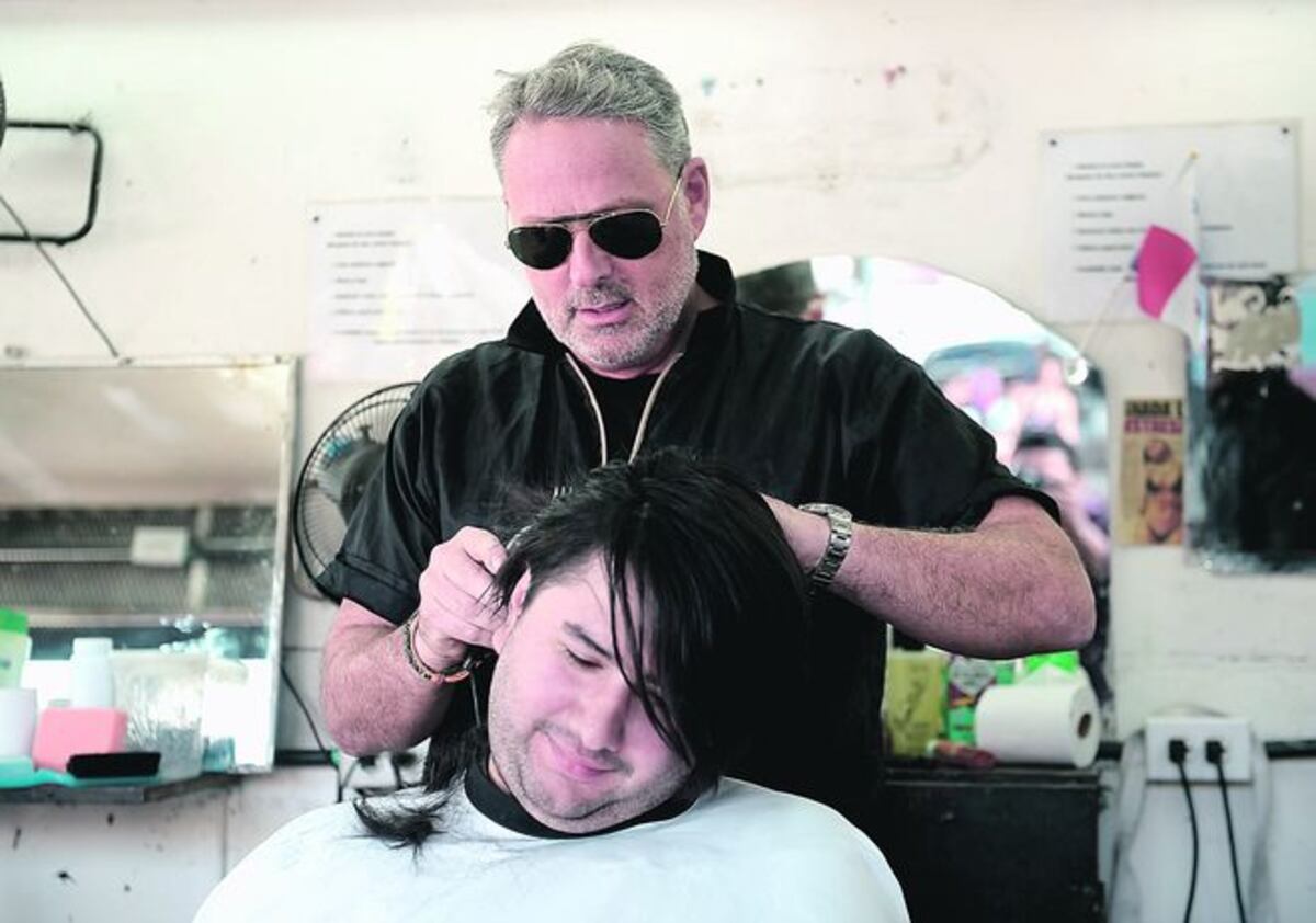 Embajador saliente de EU se mete a 'barbero' en pleno carnavales|VIDEO 