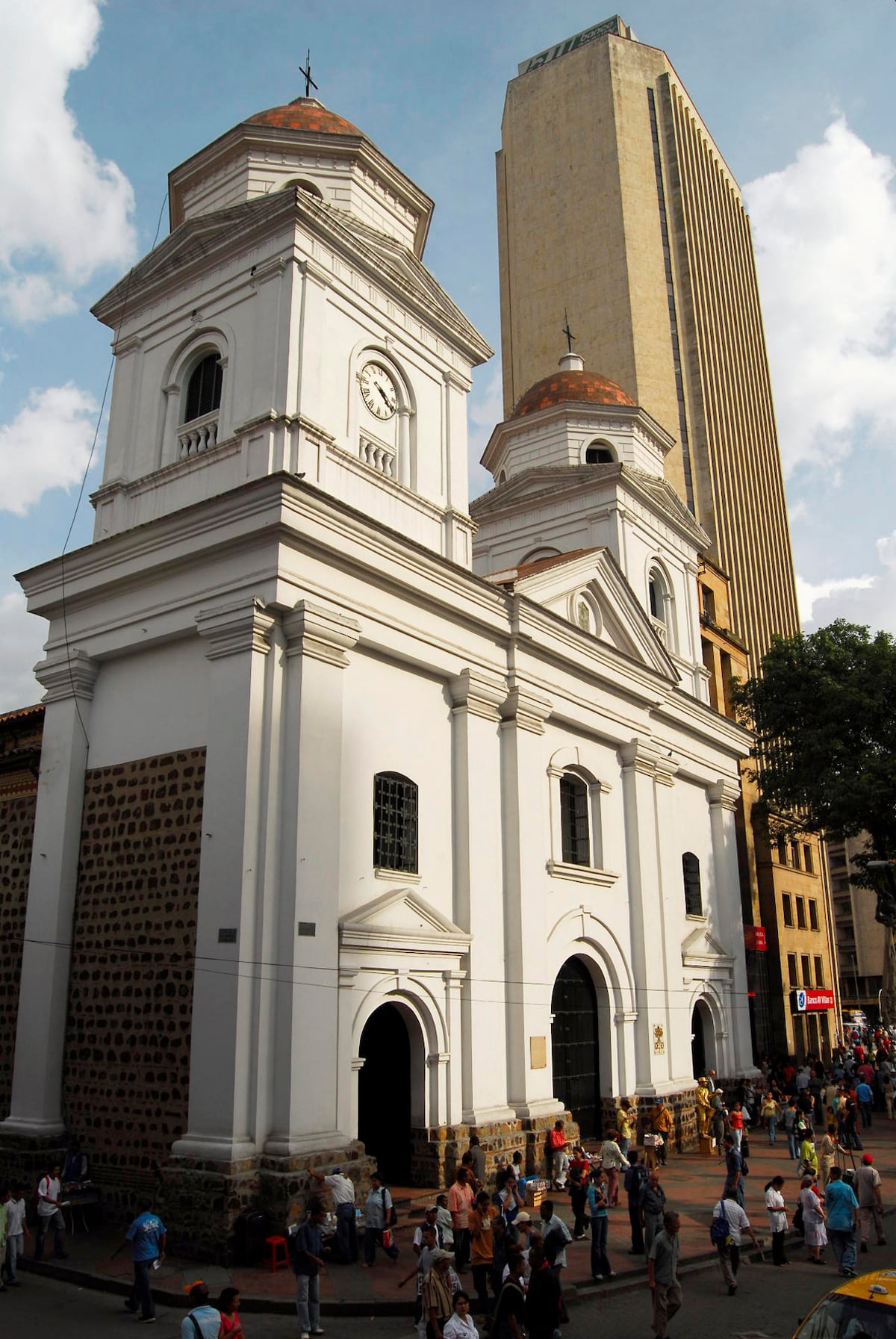 Descubre las joyas religiosas y arquitectónicas que esconde Medellín