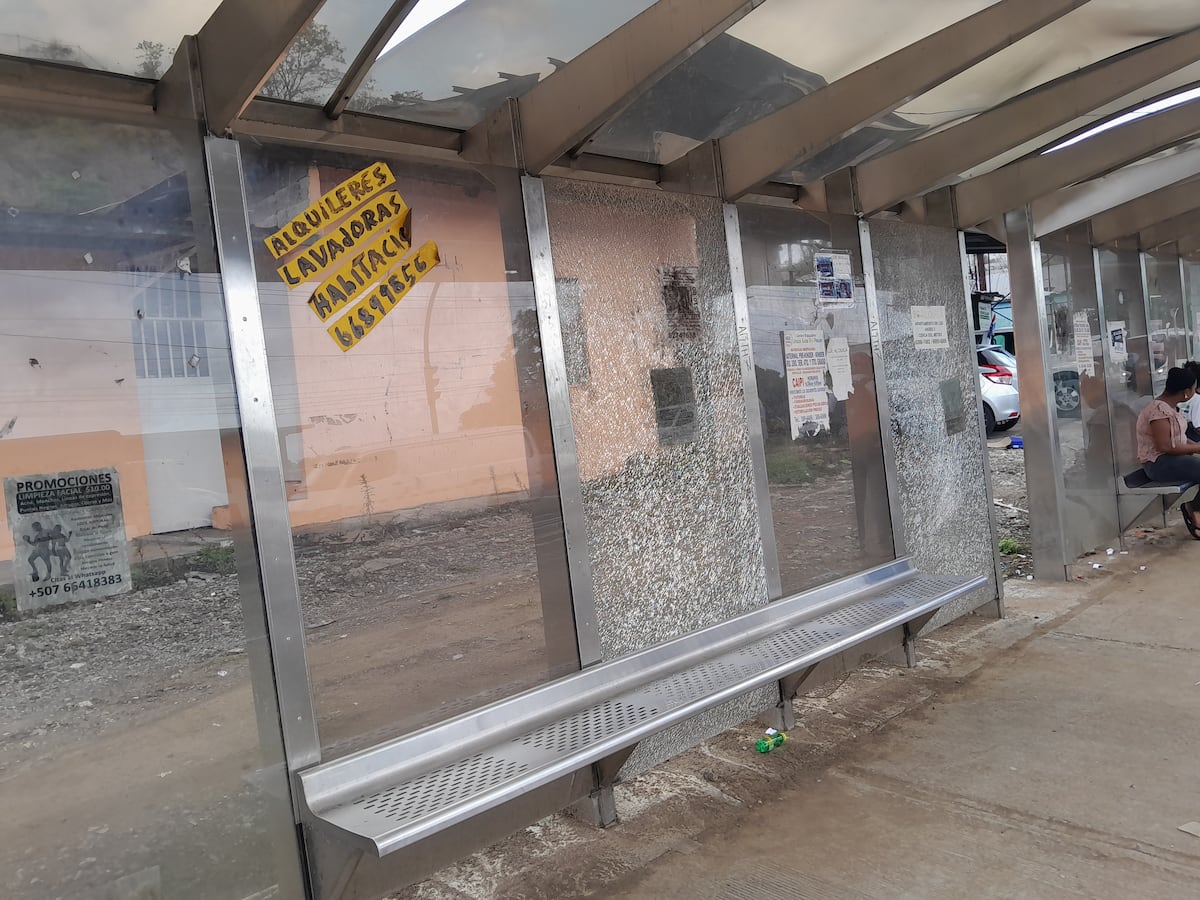 Las paradas de buses en los distritos de Panamá y San Miguelito reportan serios deterioros en sus estructuras