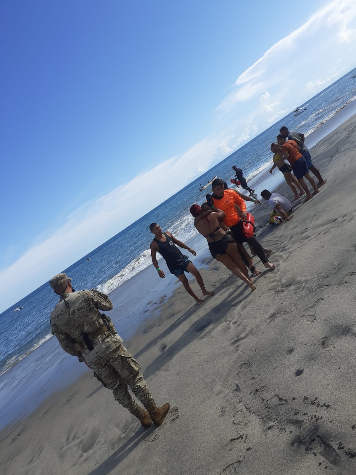 Niño de 5 años es arrastrado por la marea en Playa Farallón. Se lanzan al rescate. Hay un joven desaparecido en Coronado
