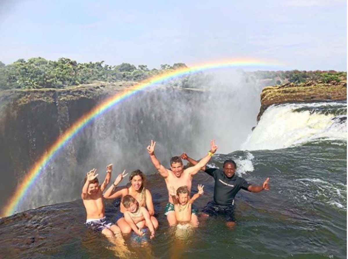 Conductora mexicana expone su vida y todo por una foto en las cataratas Victoria
