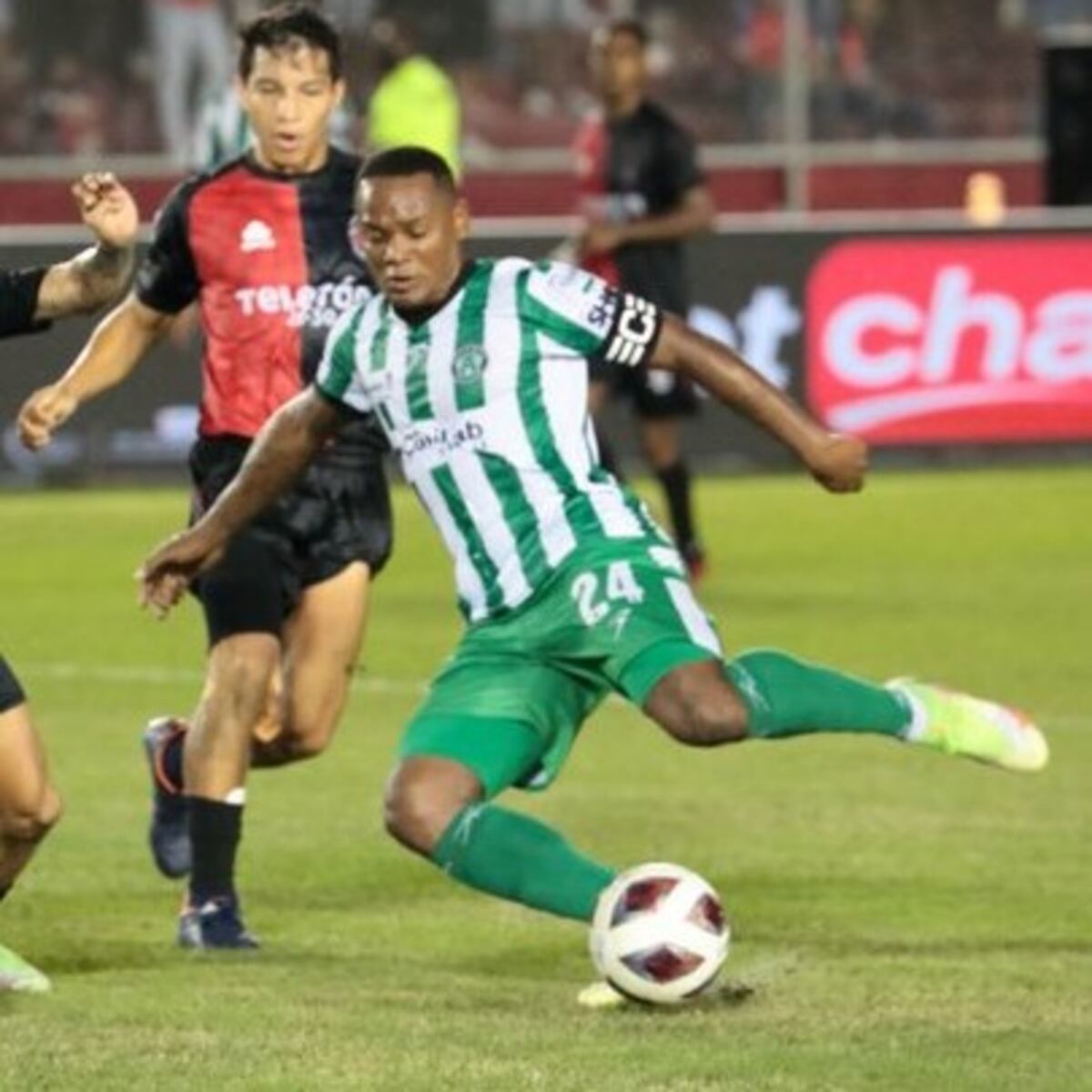 ‘Bombo’ y ‘Yuyu’, el duelo de goleadores cuarentones que abre la LPF