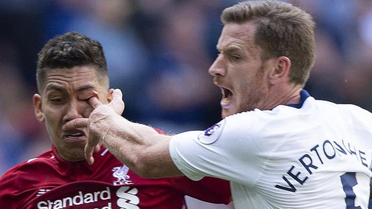 El delantero brasileño Firmino temió quedar ciego tras esta fuerte entrada