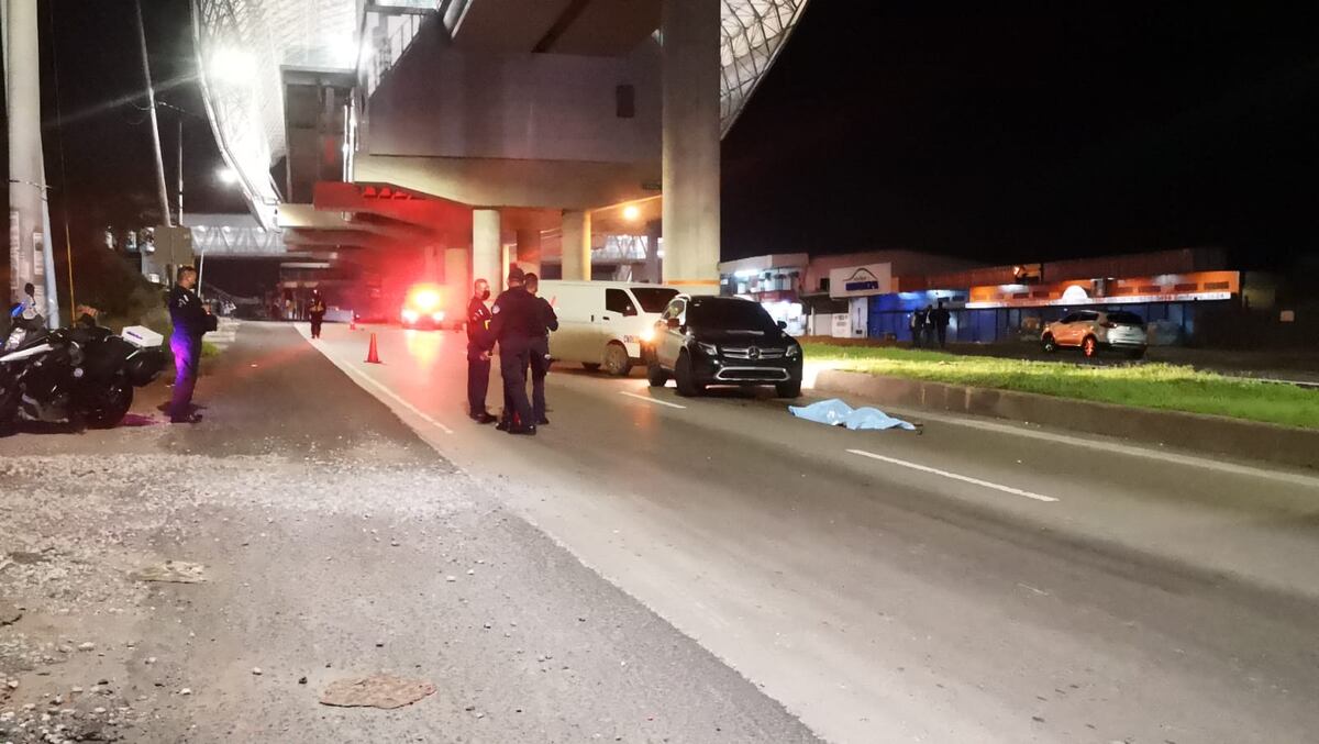 Desgarrador. Muere aplastado. Varios autos le pasan por encima en Altos de Tocumen. Video
