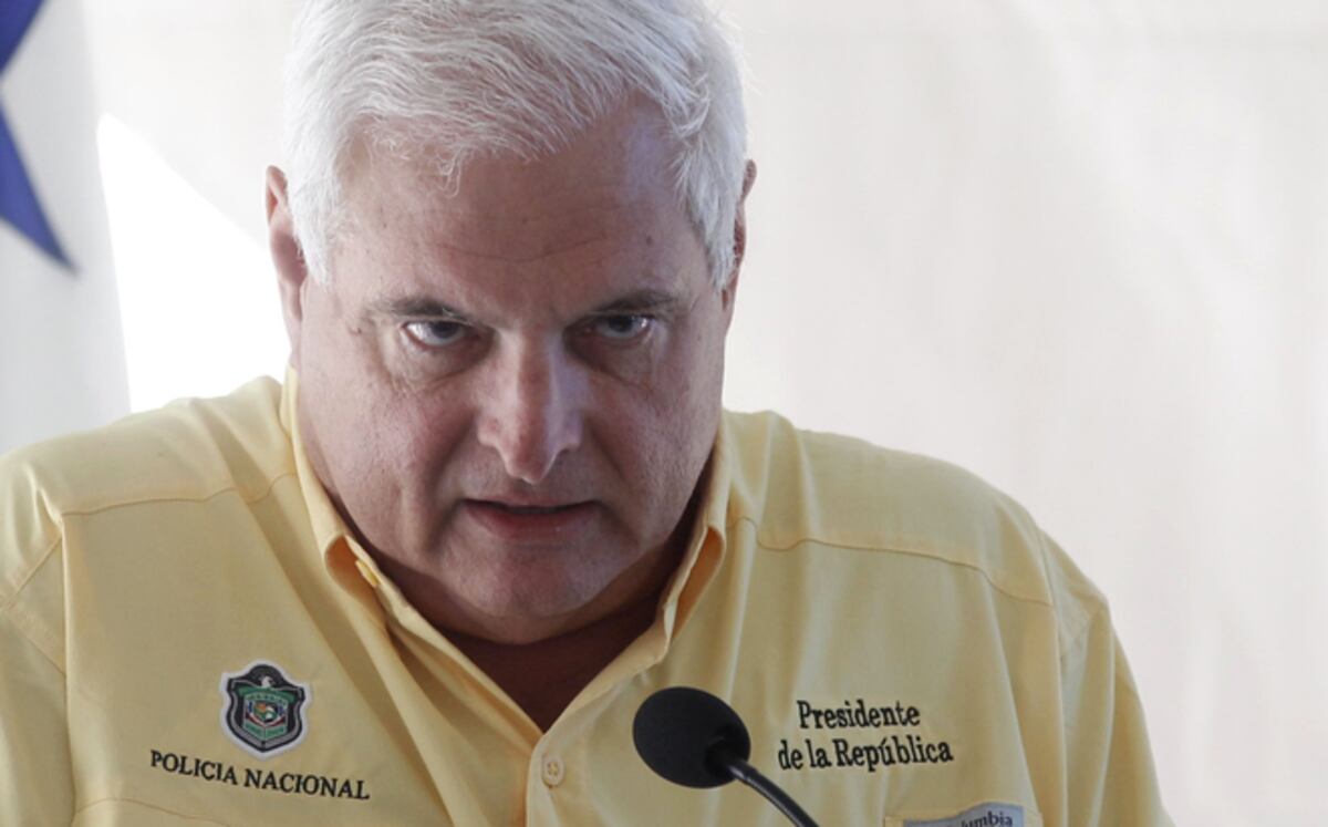 Martinelli despide a uno de sus abogados con un manuscrito. Viene su extradición