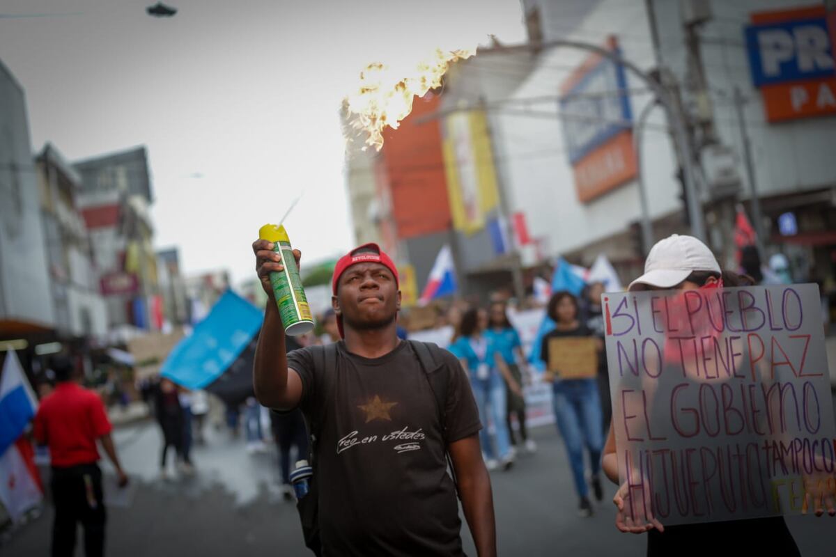 Enfrentamientos en los predios de la Asamblea Nacional debido al contrato minero 