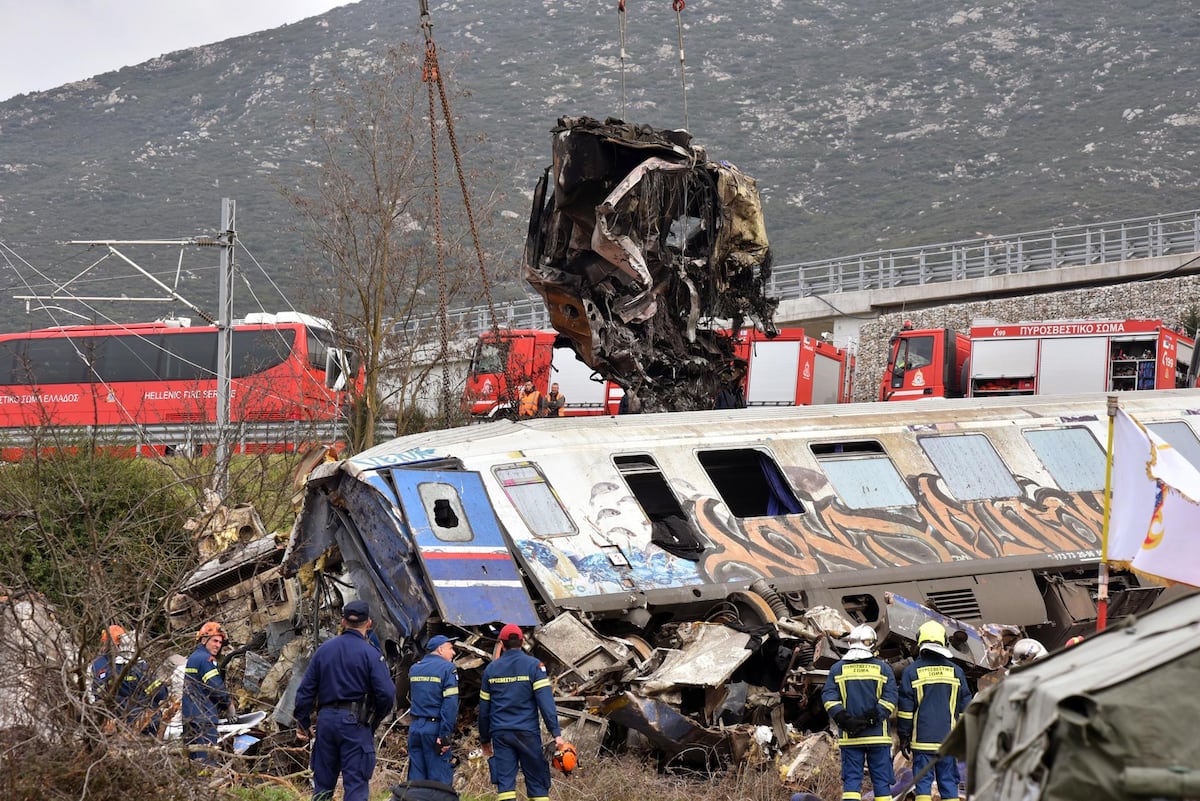 Accidente de trenes causa 47 muertos en Grecia. Imputan por el hecho al jefe de estación de Larisa