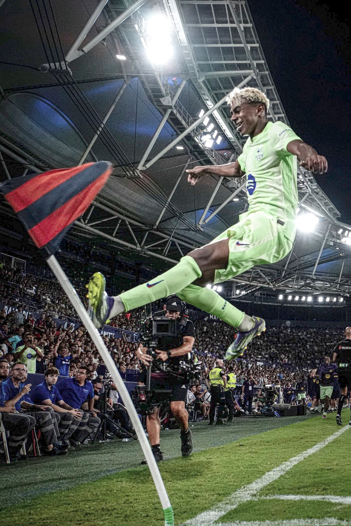 Barcelona sufre pero remonta al Levante con autogol en el descuento