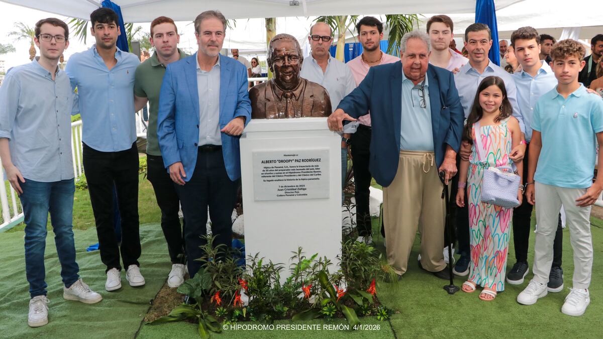 Develan busto de Alberto Paz Rodríguez en HPR: el rey del hipismo panameño