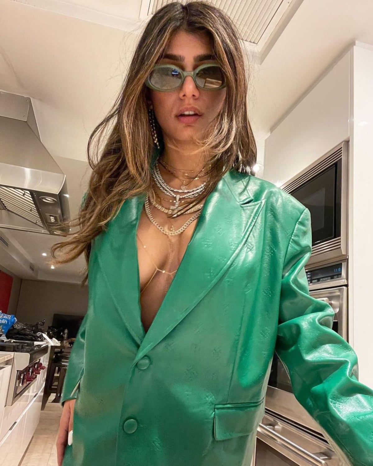 A causa de un obituario dan por muerta a la ex porno star Mia Khalifa y se forma el arroz con mango