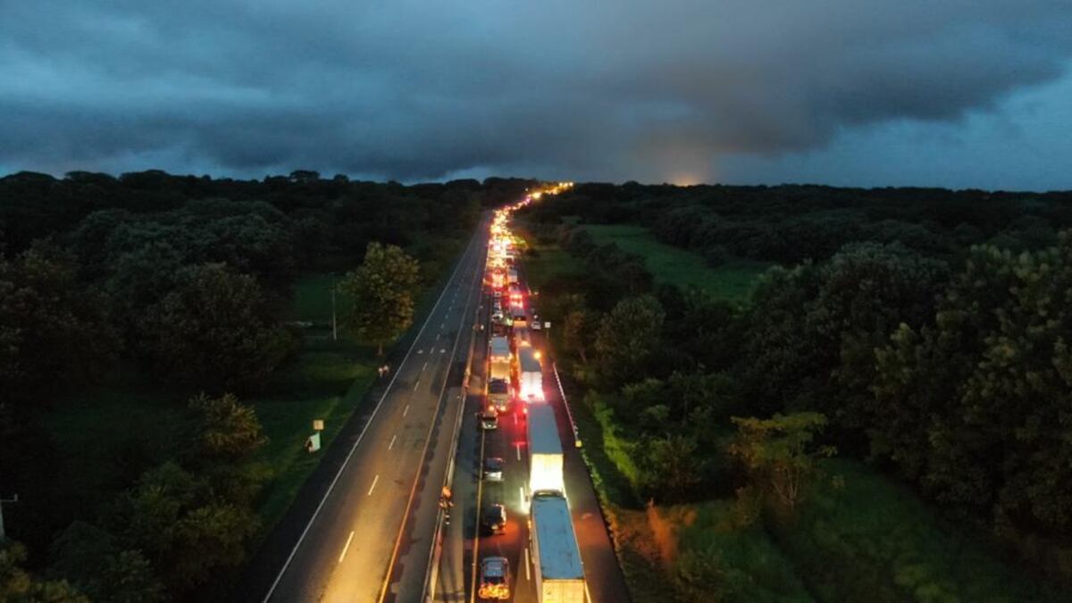 Abren la vía en la Panamericana. Personas atrapadas en el tranque por unas 20 horas estaban desesperadas