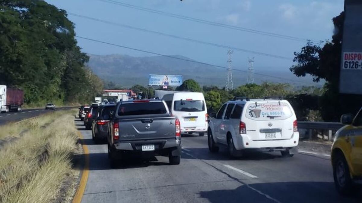 Miles se dirigen al interior. Se mantiene inversión de vías.Mula se vuelca