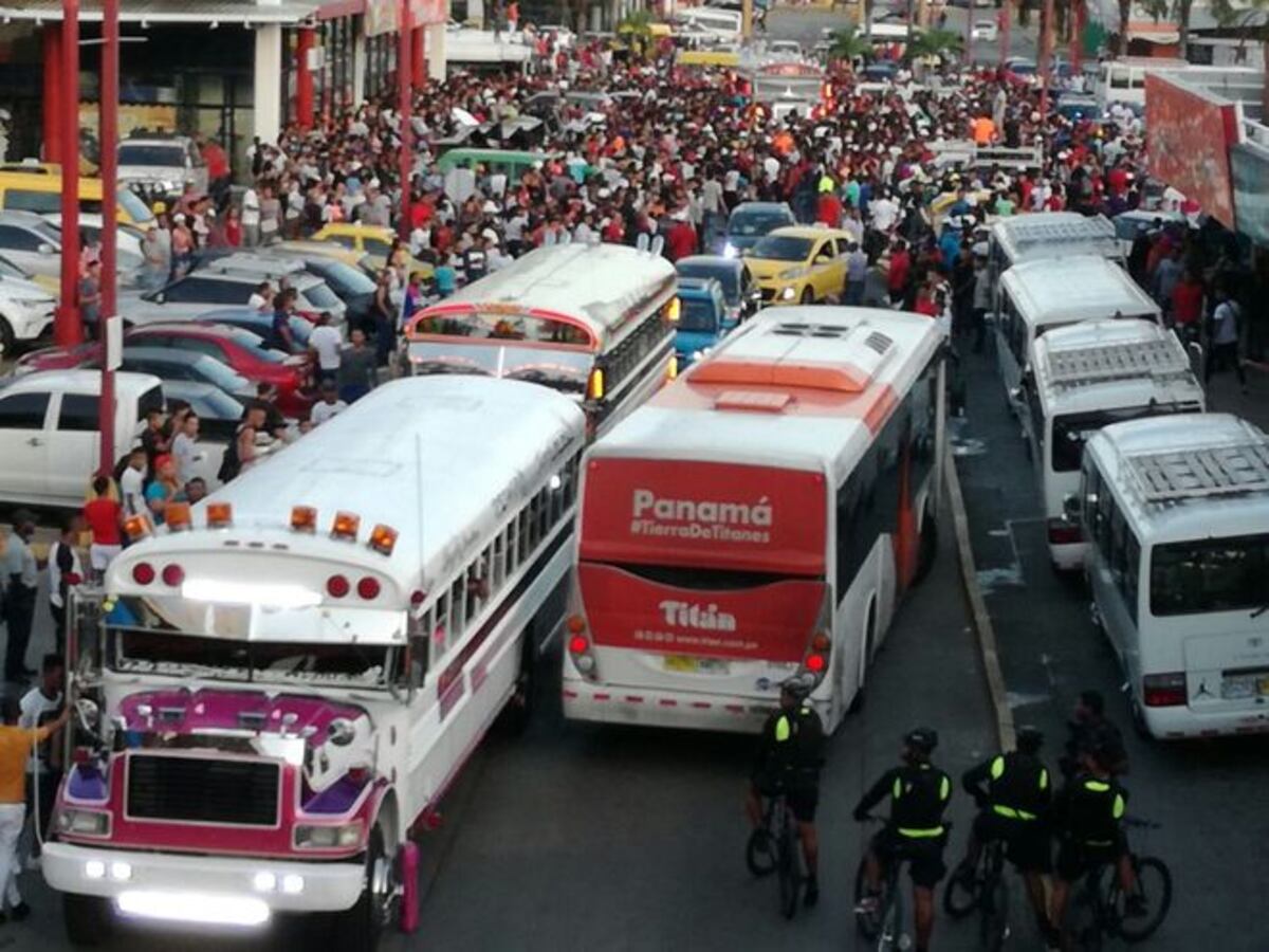 ESTO SE DESCONTROLÓ. Investigarán fiesta de 'diablos rojos' en plena vía