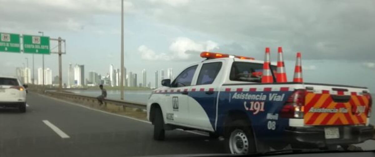 Hombre sentado en tramo marino altera el tráfico. Se teme pueda lanzarse al mar